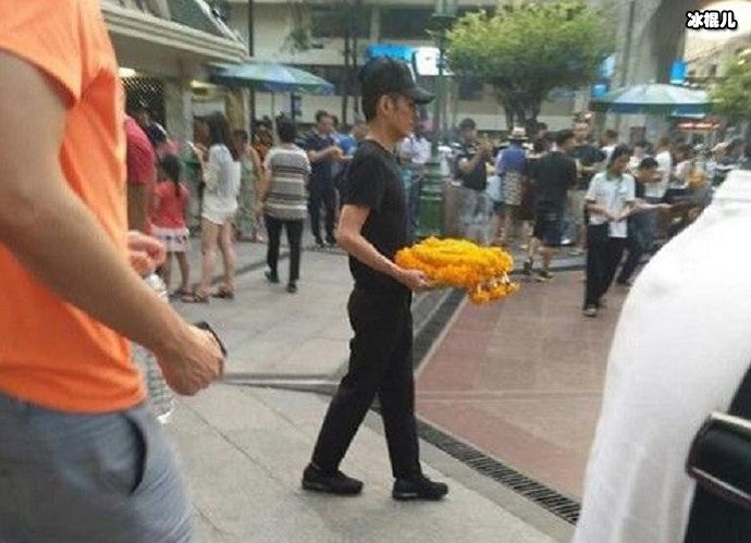 李维嘉泰国拜佛图