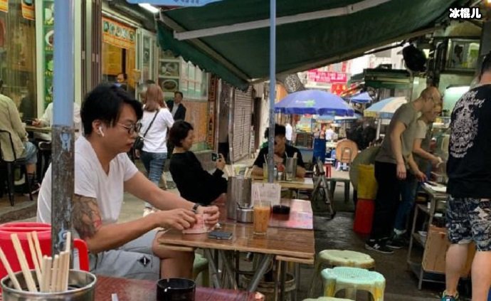 张晋在吃东西,妻子蔡少芬一旁拍张晋
