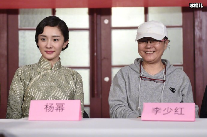 媒体探班日,杨幂和导演李少红坐在一起,回答媒体提问。
