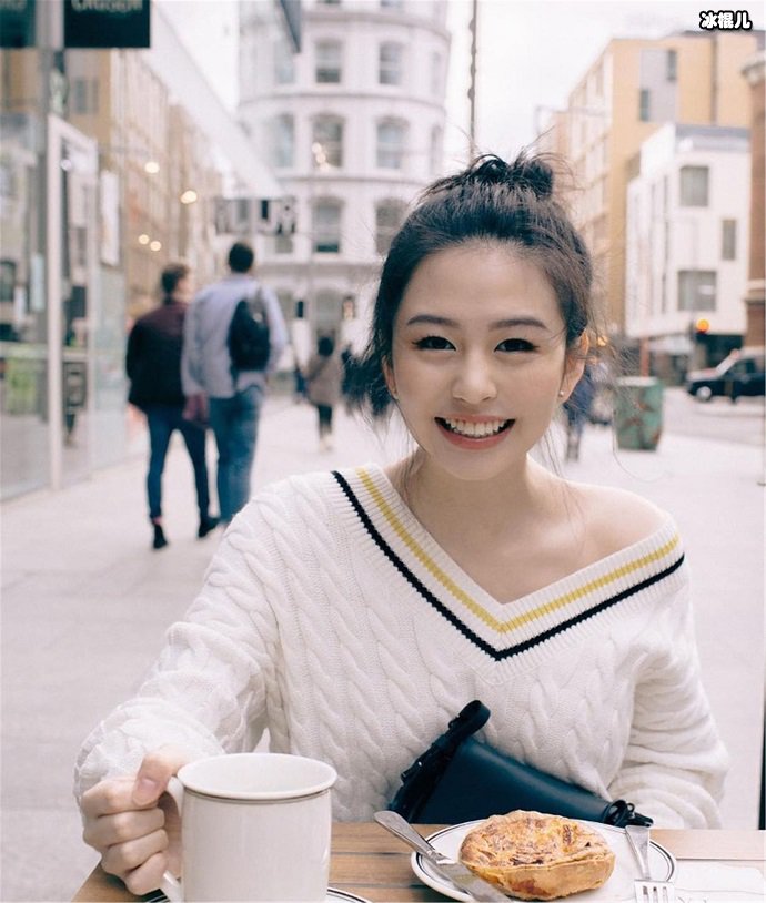 邱淑贞女儿沈月丸子头,显得非常可爱