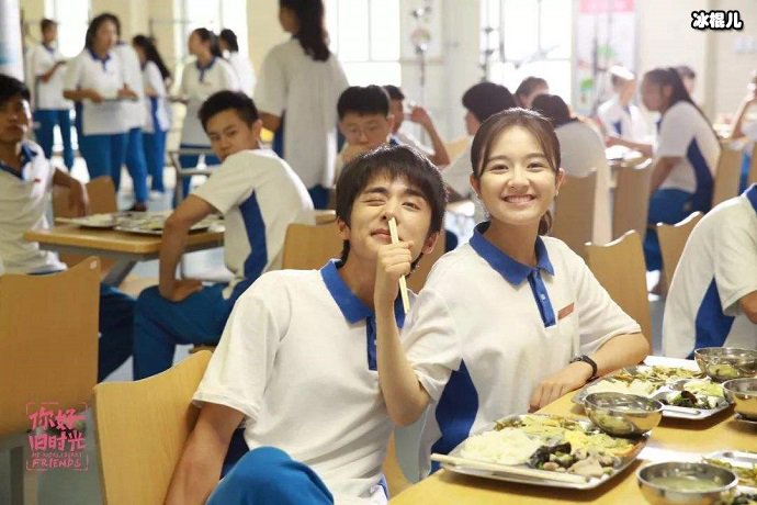 嬉闹的高中生