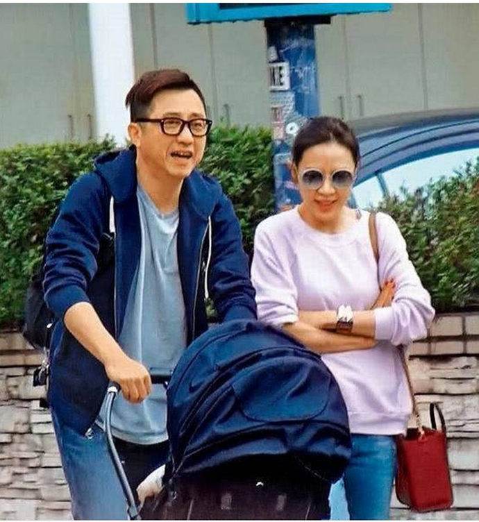 庾澄庆与主播妻子张嘉欣