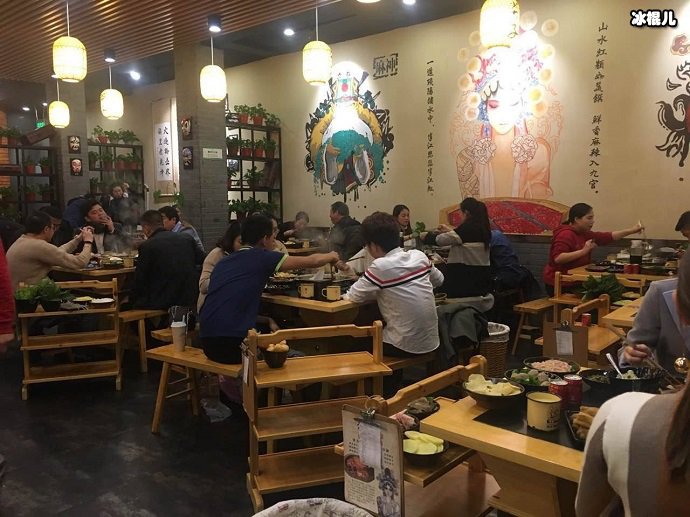 一家人喜欢围坐在一起享受火锅的感觉