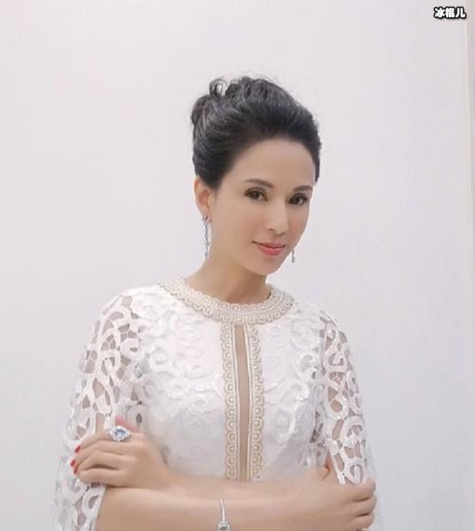 这么多年过去了,还是能够看到李若彤当时的清纯样子