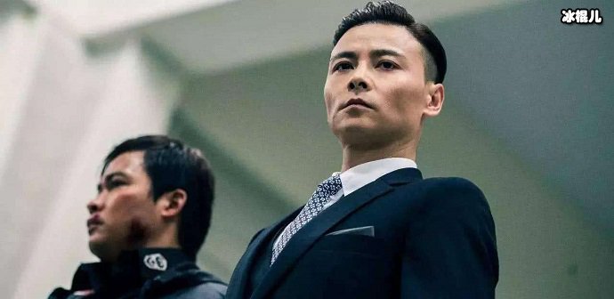 张晋穿上西装一脸帅气,难怪网友都给他取了个“西装暴徒”的外号
