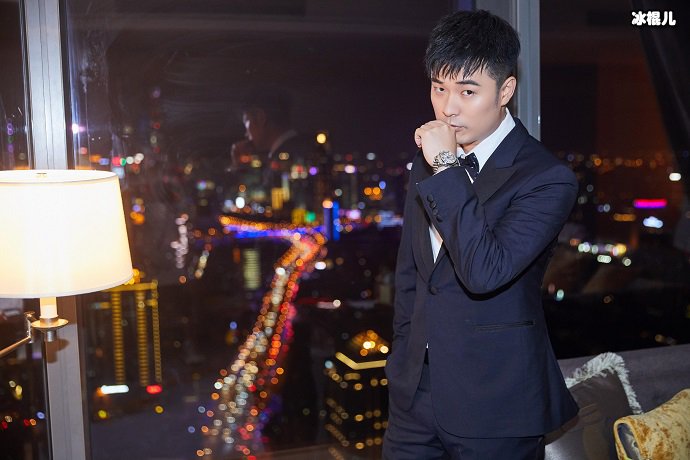 陈赫身穿西装,一本正经的他还是很帅的