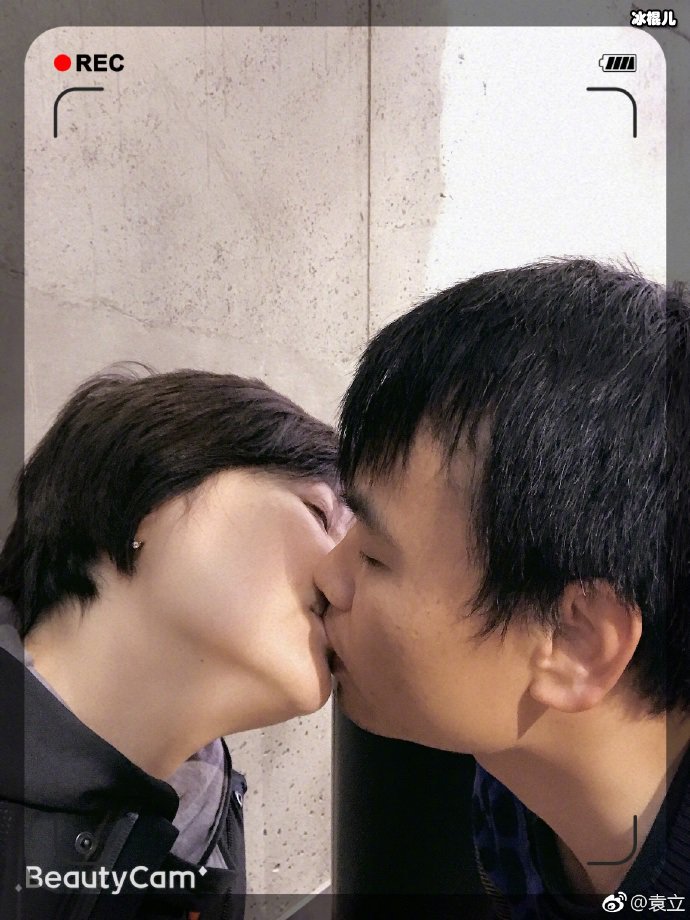 袁立微博晒出照片,与丈夫热吻