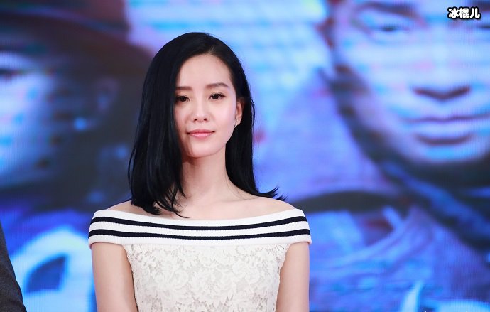 刘诗诗出席活动,嘴角轻轻上扬