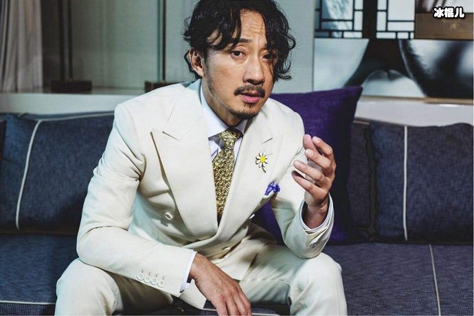 赵立新配上标志性的胡须,更显男人味