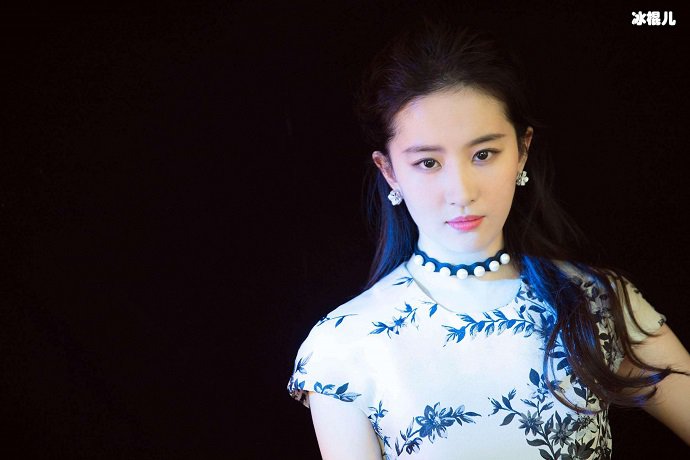 刘亦菲穿着旗袍,有一种东方女性的古典美