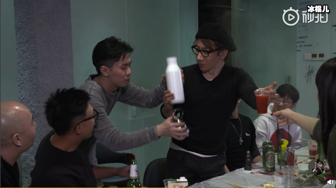 刘谦变魔术时,有人想用壶换掉白色花瓶